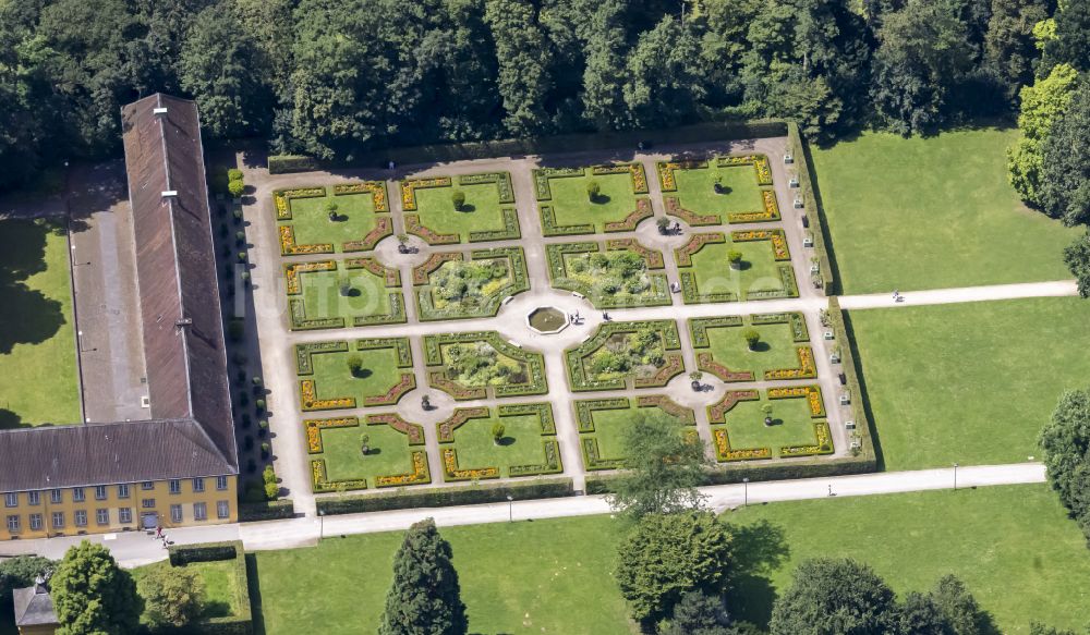 Luftbild Düsseldorf - Schloßpark mit Schloß Benrath am Schlossweiher in Düsseldorf im Bundesland Nordrhein-Westfalen