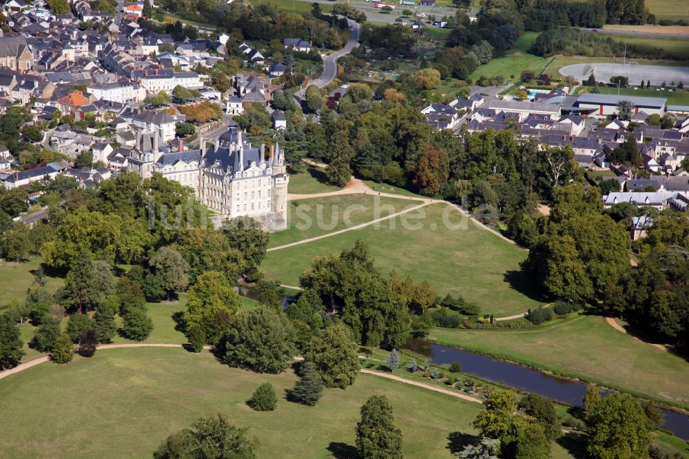 Brissac Quince von oben - Schloßpark und Schloß Chateau de Brissac in Brissac Quince in Pays de la Loire, Frankreich