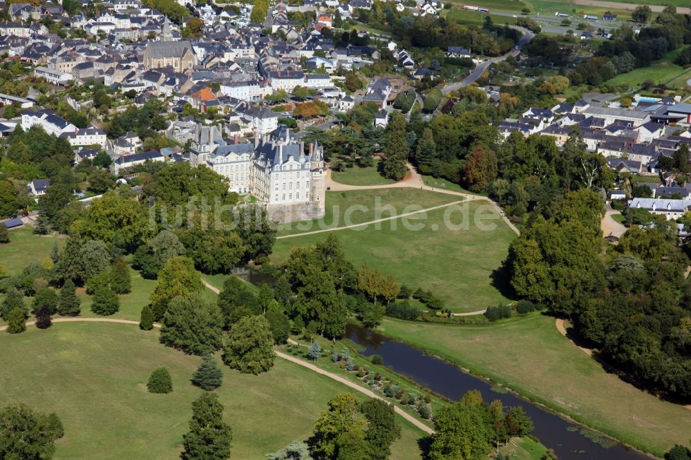 Brissac Quince aus der Vogelperspektive: Schloßpark und Schloß Chateau de Brissac in Brissac Quince in Pays de la Loire, Frankreich