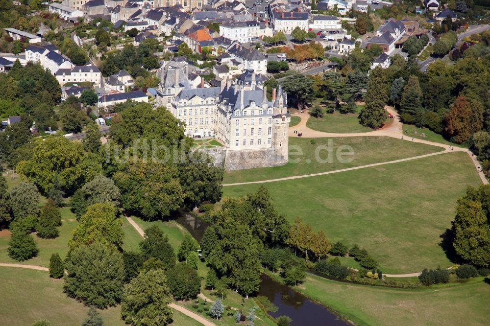 Luftbild Brissac Quince - Schloßpark und Schloß Chateau de Brissac in Brissac Quince in Pays de la Loire, Frankreich