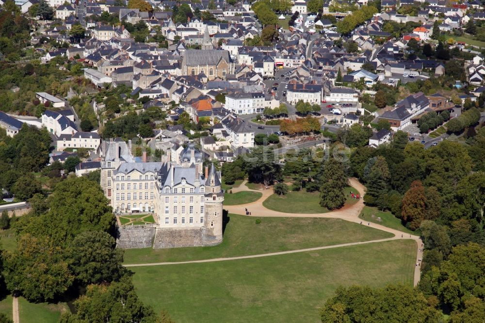 Luftaufnahme Brissac Quince - Schloßpark und Schloß Chateau de Brissac in Brissac Quince in Pays de la Loire, Frankreich