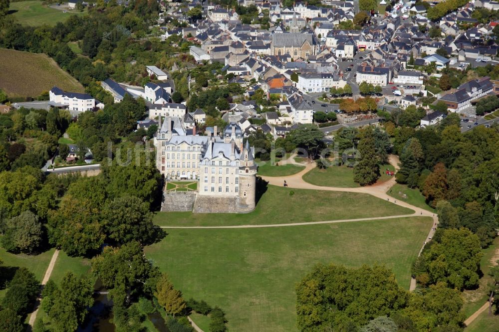 Brissac Quince von oben - Schloßpark und Schloß Chateau de Brissac in Brissac Quince in Pays de la Loire, Frankreich