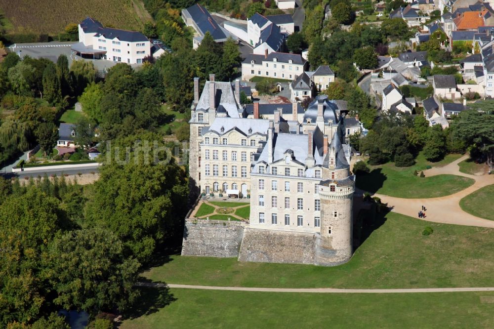 Brissac Quince aus der Vogelperspektive: Schloßpark und Schloß Chateau de Brissac in Brissac Quince in Pays de la Loire, Frankreich