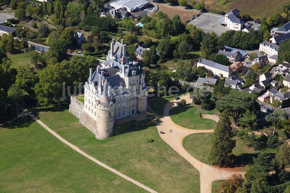 Brissac Quince von oben - Schloßpark und Schloß Chateau de Brissac in Brissac Quince in Pays de la Loire, Frankreich