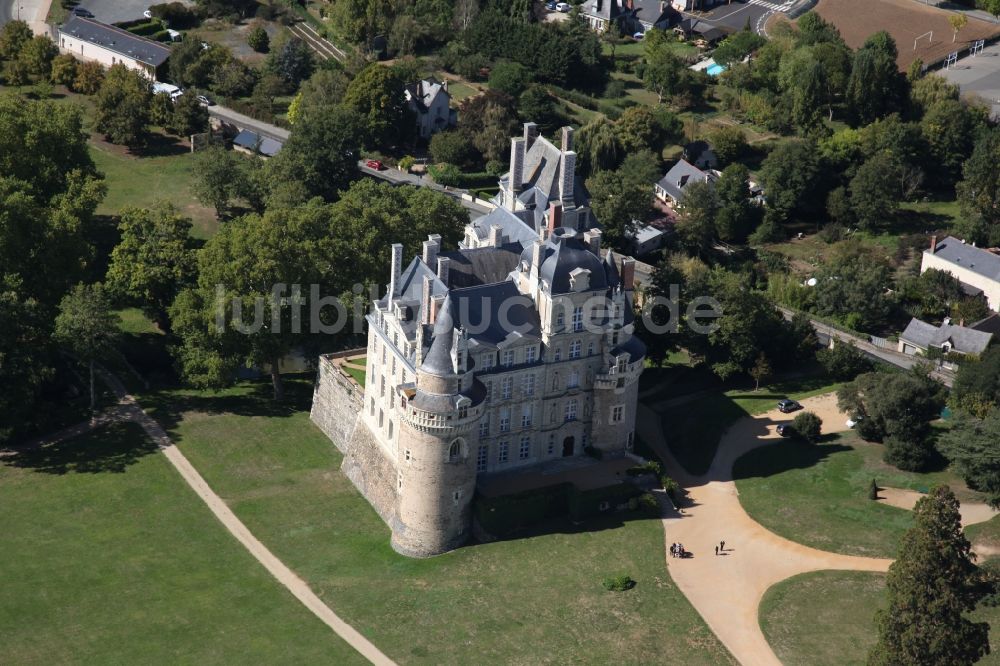 Brissac Quince aus der Vogelperspektive: Schloßpark und Schloß Chateau de Brissac in Brissac Quince in Pays de la Loire, Frankreich