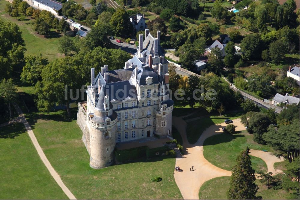 Luftbild Brissac Quince - Schloßpark und Schloß Chateau de Brissac in Brissac Quince in Pays de la Loire, Frankreich