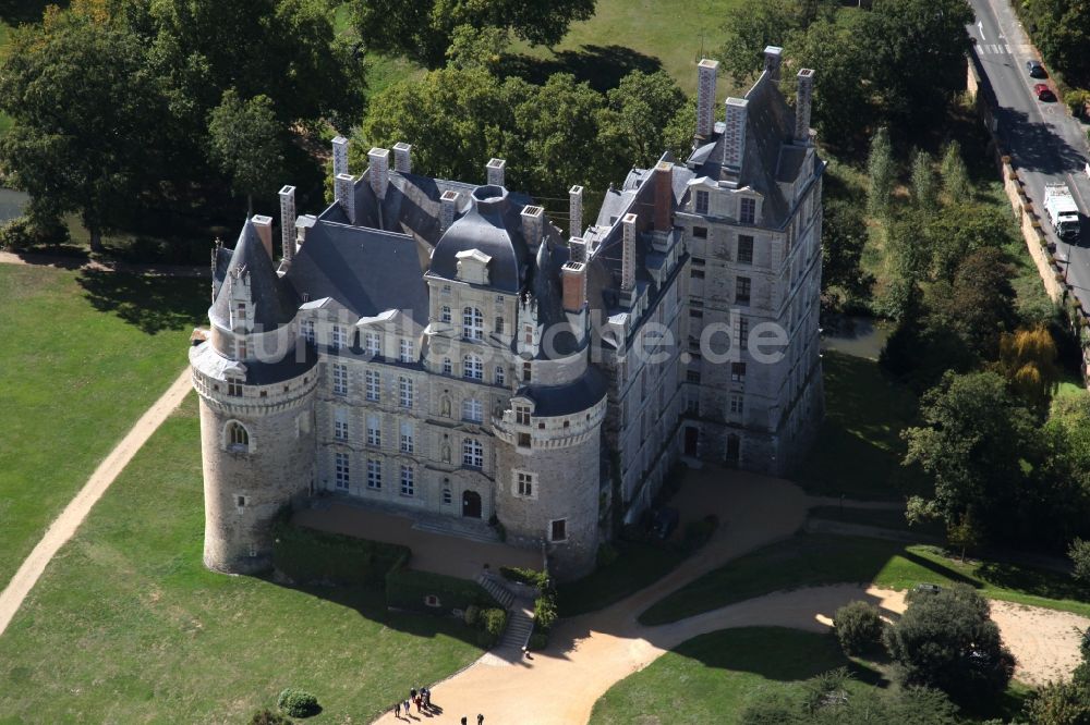 Luftaufnahme Brissac Quince - Schloßpark und Schloß Chateau de Brissac in Brissac Quince in Pays de la Loire, Frankreich