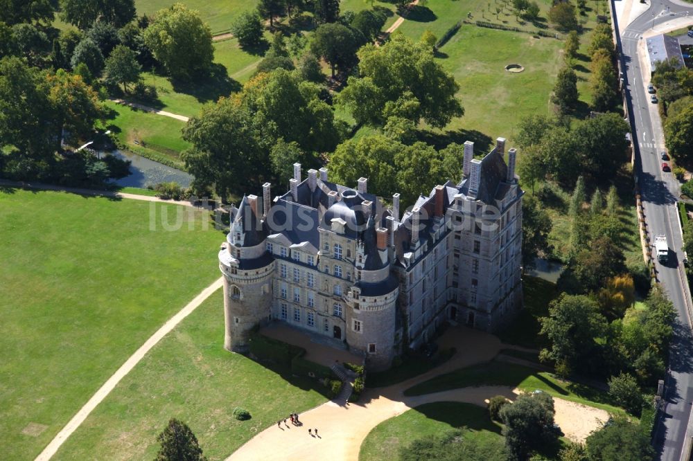 Brissac Quince von oben - Schloßpark und Schloß Chateau de Brissac in Brissac Quince in Pays de la Loire, Frankreich