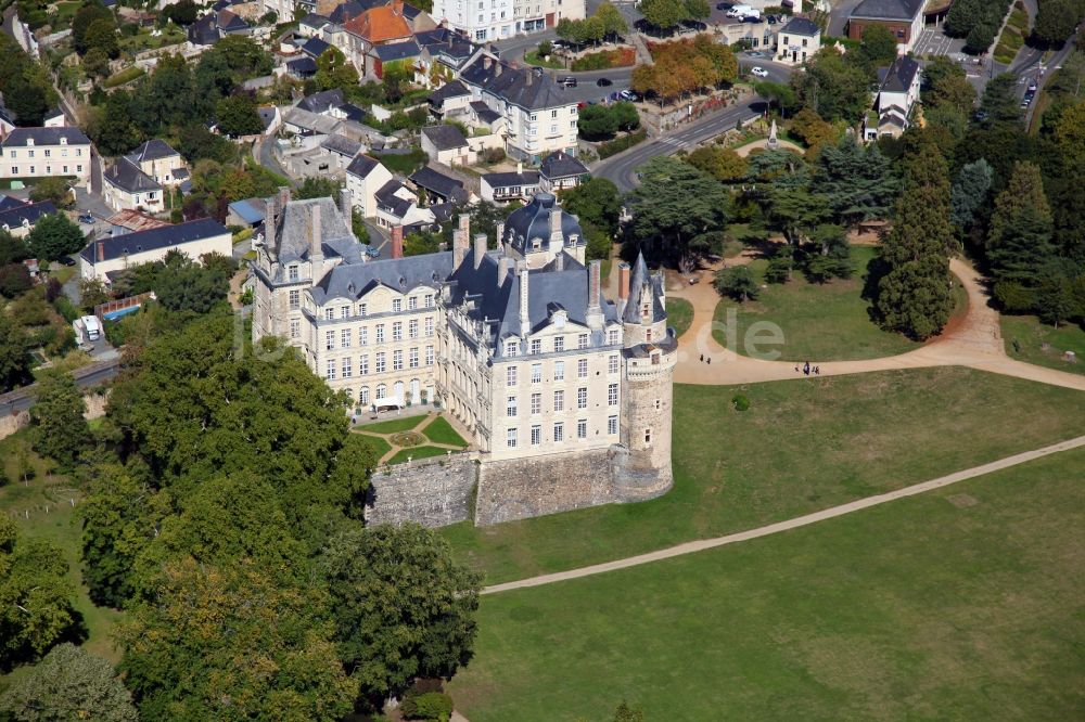 Brissac Quince aus der Vogelperspektive: Schloßpark und Schloß Chateau de Brissac in Brissac Quince in Pays de la Loire, Frankreich