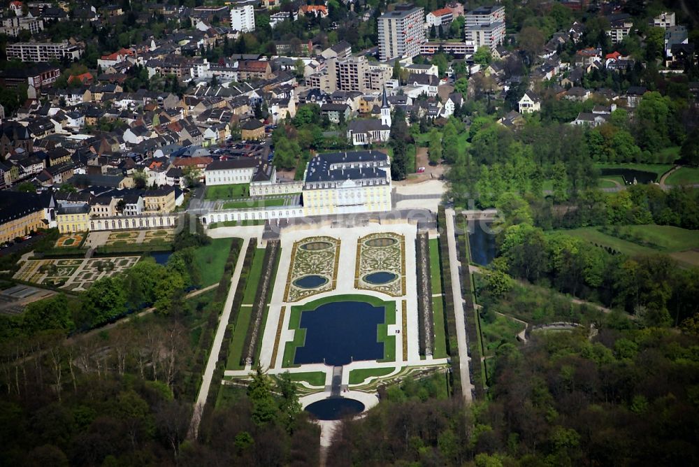 Brühl aus der Vogelperspektive: Schlosspark und Schloß Falkenlust in Brühl in Nordrhein-Westfalen