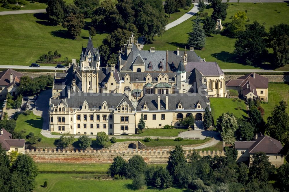 Grafenegg aus der Vogelperspektive: Schlosspark und Schloß Grafenegg in Niederösterreich in Österreich