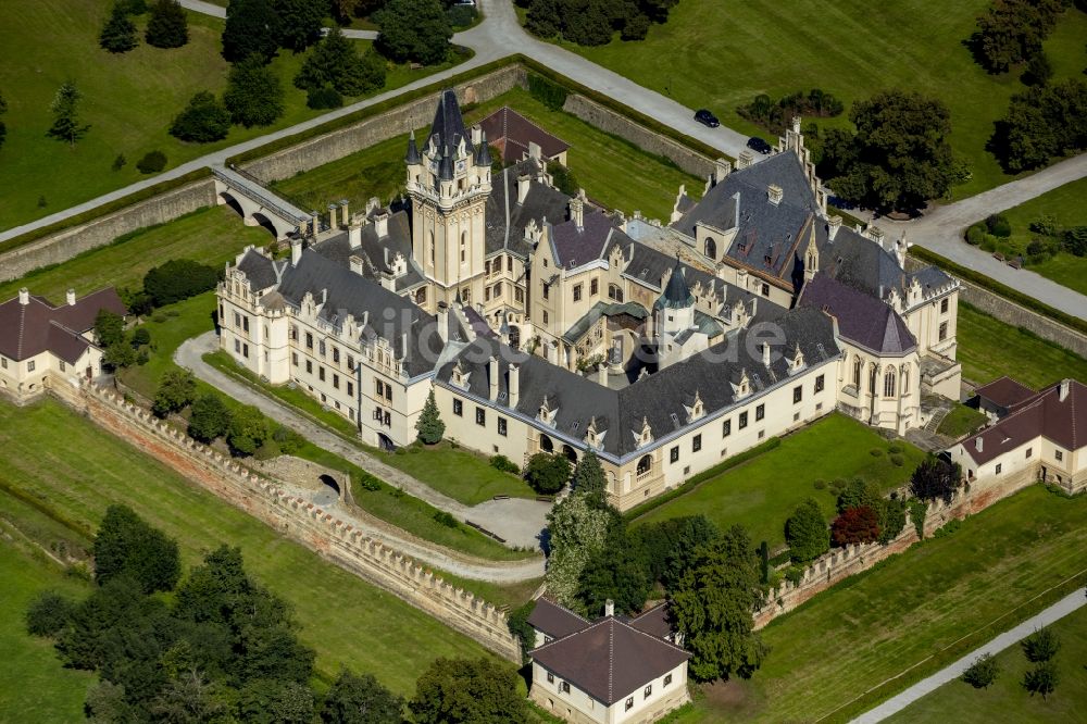 Luftaufnahme Grafenegg - Schlosspark und Schloß Grafenegg in Niederösterreich in Österreich