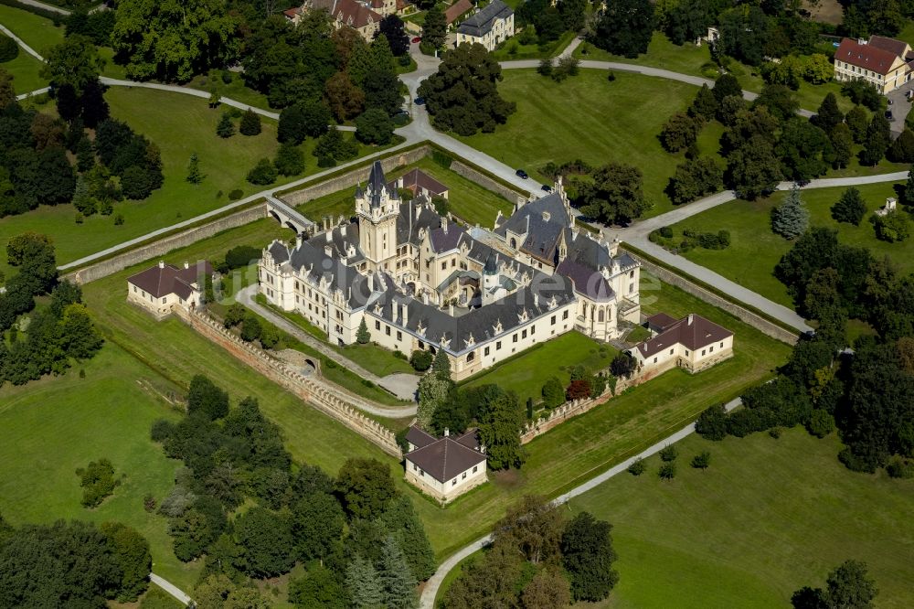 Grafenegg von oben - Schlosspark und Schloß Grafenegg in Niederösterreich in Österreich