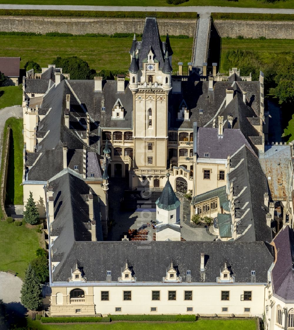 Grafenegg aus der Vogelperspektive: Schlosspark und Schloß Grafenegg in Niederösterreich in Österreich