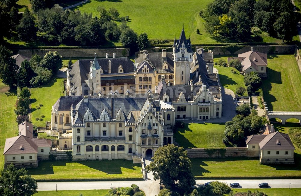 Luftaufnahme Grafenegg - Schlosspark und Schloß Grafenegg in Niederösterreich in Österreich