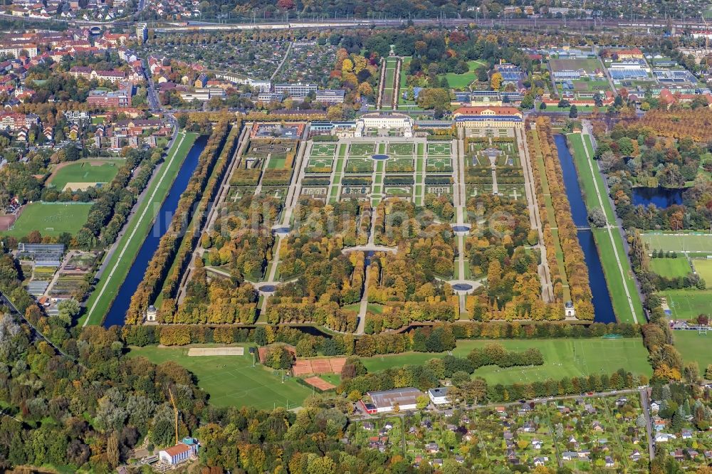 Hannover von oben - Schloßpark von Schloß Herrenhausen in Hannover im Bundesland Niedersachsen