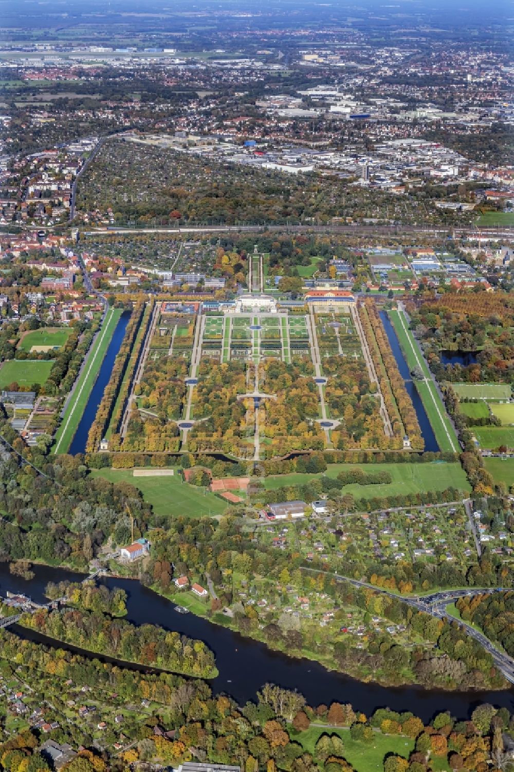 Hannover aus der Vogelperspektive: Schloßpark von Schloß Herrenhausen in Hannover im Bundesland Niedersachsen