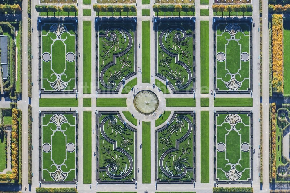 Hannover von oben - Schloßpark von Schloß Herrenhausen in Hannover im Bundesland Niedersachsen