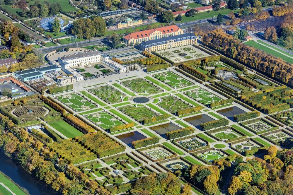 Hannover aus der Vogelperspektive: Schloßpark von Schloß Herrenhausen in Hannover im Bundesland Niedersachsen