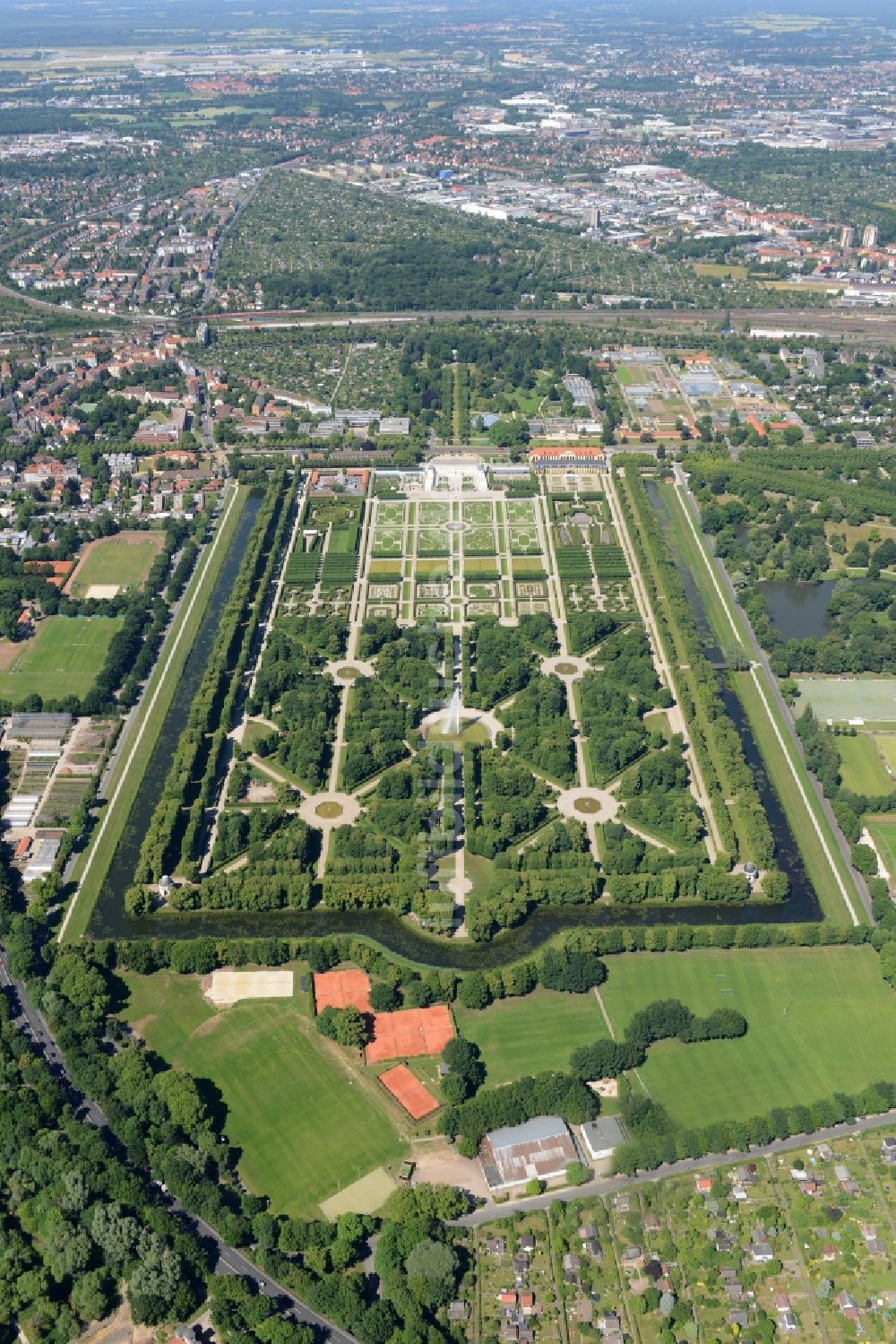 Luftaufnahme Hannover - Schloßpark von Schloß Herrenhausen in Hannover im Bundesland Niedersachsen