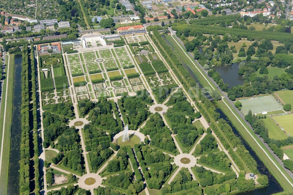 Hannover von oben - Schloßpark von Schloß Herrenhausen in Hannover im Bundesland Niedersachsen