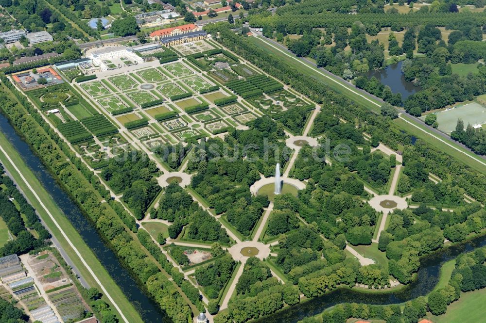 Hannover von oben - Schloßpark von Schloß Herrenhausen in Hannover im Bundesland Niedersachsen