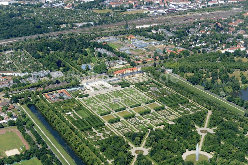 Hannover aus der Vogelperspektive: Schloßpark von Schloß Herrenhausen in Hannover im Bundesland Niedersachsen