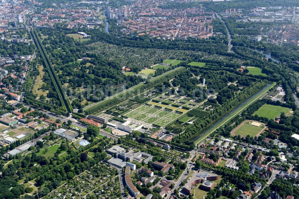 Hannover von oben - Schloßpark von Schloß Herrenhausen in Hannover im Bundesland Niedersachsen