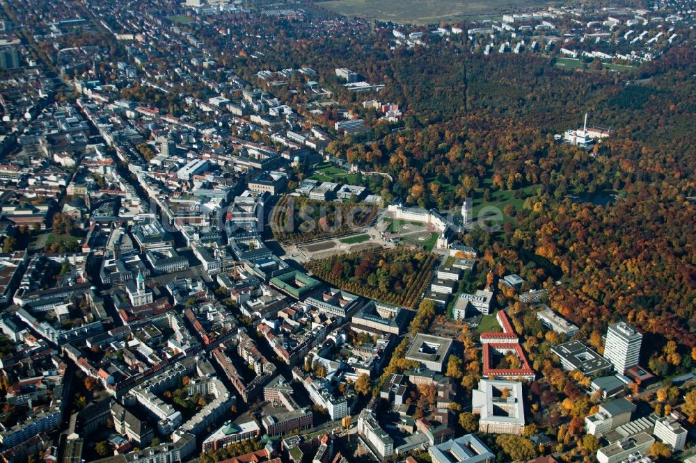 Karlsruhe aus der Vogelperspektive: Schloßpark und Schloß Karlsruher Schloss und Zirkel in Karlsruhe im Bundesland Baden-Württemberg