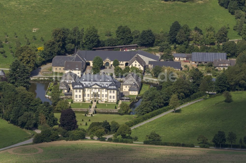 Luftaufnahme Warstein / Sichtigvor - Schloßpark Schloss Sichtigvor mit dem ehemaligen Kommende Mülheim der Deutsch-Ordensritter in Warstein im Sauerland im Bundesland Nordrhein-Westfalen