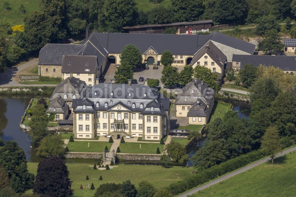 Warstein / Sichtigvor von oben - Schloßpark Schloss Sichtigvor mit dem ehemaligen Kommende Mülheim der Deutsch-Ordensritter in Warstein im Sauerland im Bundesland Nordrhein-Westfalen