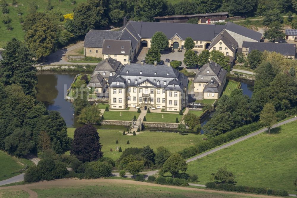 Warstein / Sichtigvor aus der Vogelperspektive: Schloßpark Schloss Sichtigvor mit dem ehemaligen Kommende Mülheim der Deutsch-Ordensritter in Warstein im Sauerland im Bundesland Nordrhein-Westfalen