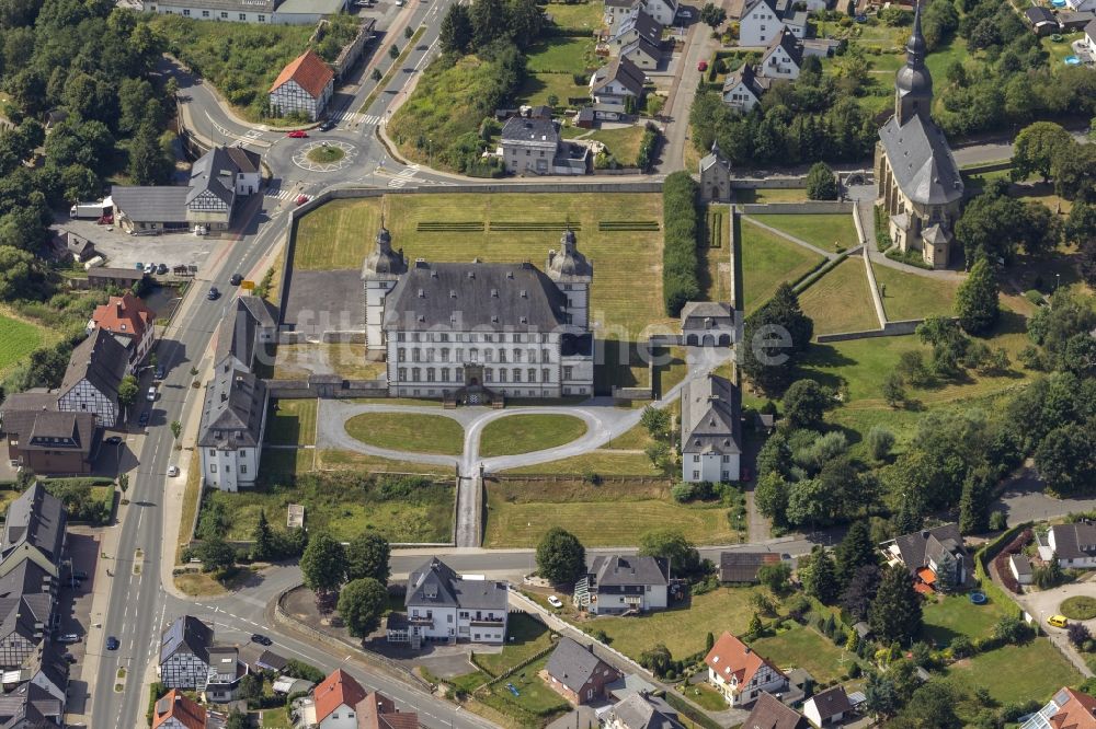 Warstein / Sichtigvor aus der Vogelperspektive: Schloßpark Schloss Sichtigvor mit dem ehemaligen Kommende Mülheim der Deutsch-Ordensritter in Warstein im Sauerland im Bundesland Nordrhein-Westfalen