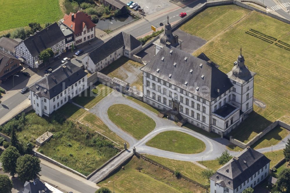 Luftbild Warstein / Sichtigvor - Schloßpark Schloss Sichtigvor mit dem ehemaligen Kommende Mülheim der Deutsch-Ordensritter in Warstein im Sauerland im Bundesland Nordrhein-Westfalen