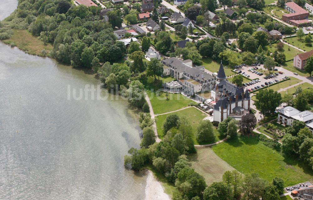 Klink / Müritz aus der Vogelperspektive: Schloßpark und das Schloßhotel Klink im gleichnamigen Erholungsort am Ufer der Müritz in Mecklenburg-Vorpommern