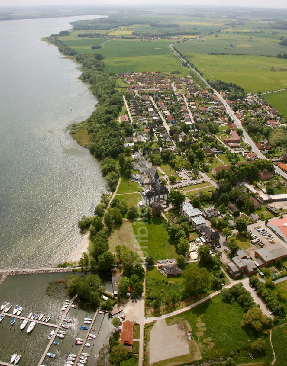 Luftbild Klink / Müritz - Schloßpark und das Schloßhotel Klink im gleichnamigen Erholungsort am Ufer der Müritz in Mecklenburg-Vorpommern