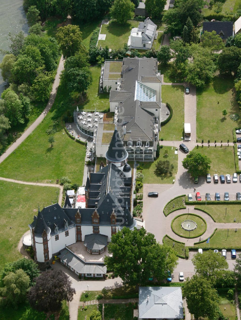 Luftaufnahme Klink / Müritz - Schloßpark und das Schloßhotel Klink im gleichnamigen Erholungsort am Ufer der Müritz in Mecklenburg-Vorpommern