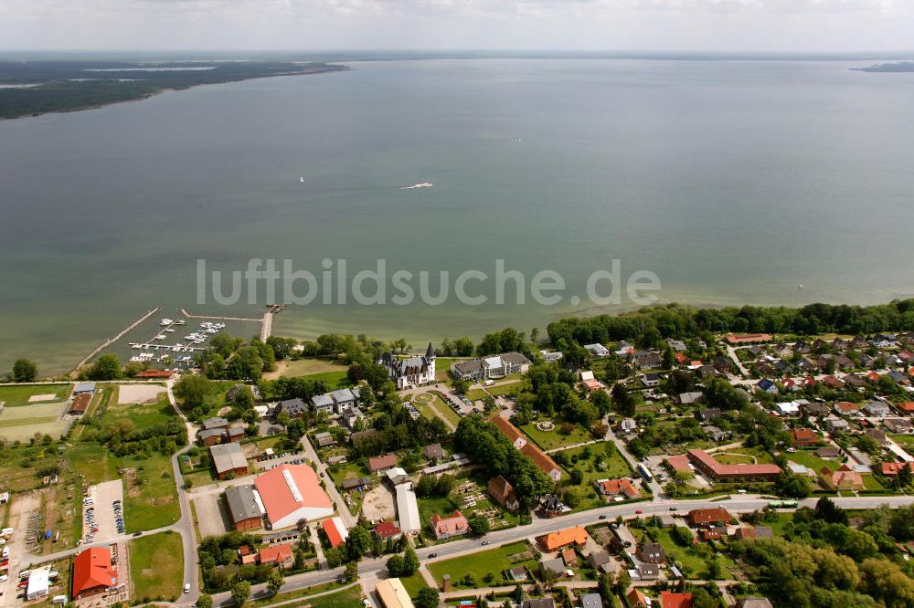 Klink / Müritz aus der Vogelperspektive: Schloßpark und das Schloßhotel Klink im gleichnamigen Erholungsort am Ufer der Müritz in Mecklenburg-Vorpommern