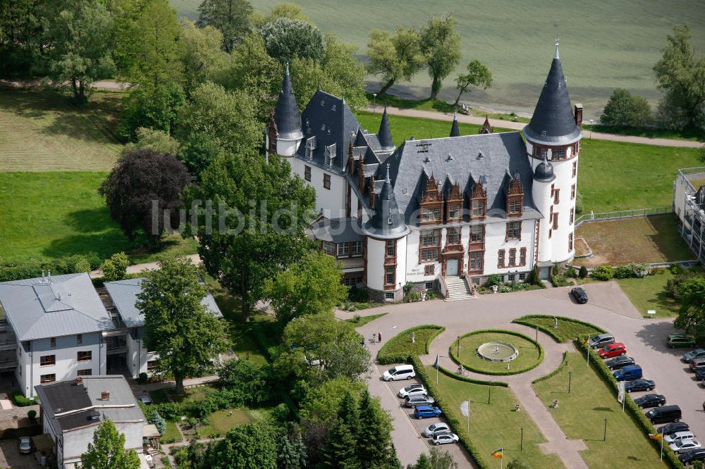 Luftbild Klink / Müritz - Schloßpark und das Schloßhotel Klink im gleichnamigen Erholungsort am Ufer der Müritz in Mecklenburg-Vorpommern