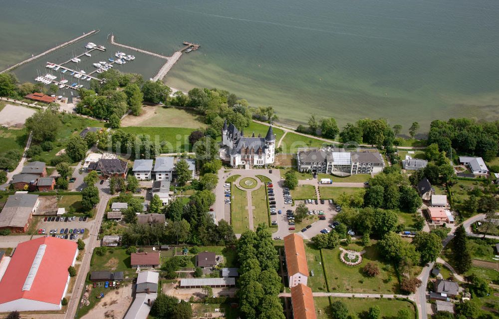 Luftaufnahme Klink / Müritz - Schloßpark und das Schloßhotel Klink im gleichnamigen Erholungsort am Ufer der Müritz in Mecklenburg-Vorpommern