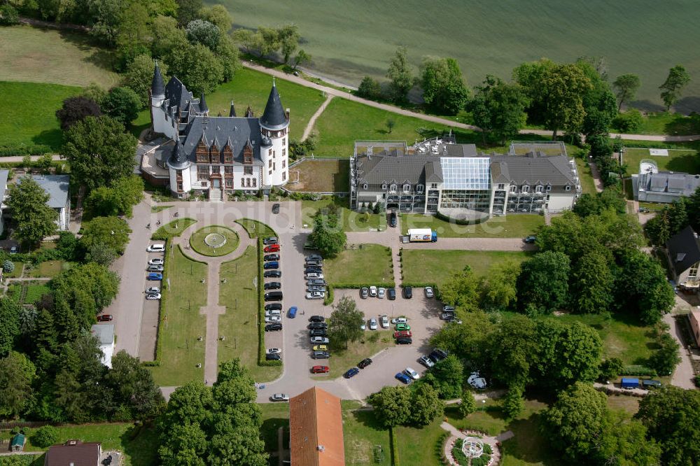 Klink / Müritz von oben - Schloßpark und das Schloßhotel Klink im gleichnamigen Erholungsort am Ufer der Müritz in Mecklenburg-Vorpommern