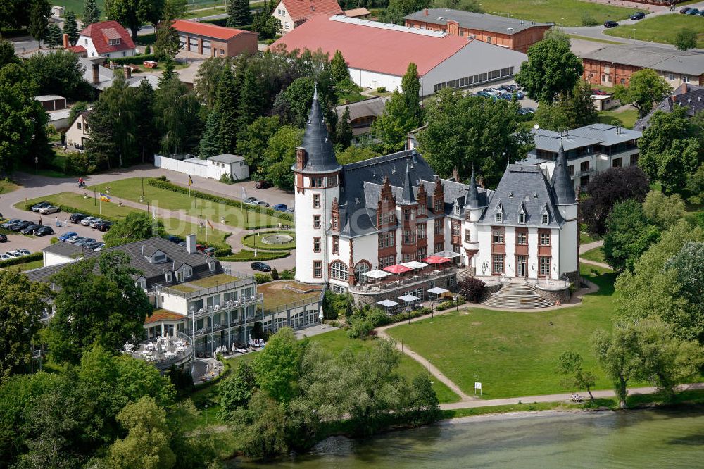 Luftbild Klink / Müritz - Schloßpark und das Schloßhotel Klink im gleichnamigen Erholungsort am Ufer der Müritz in Mecklenburg-Vorpommern