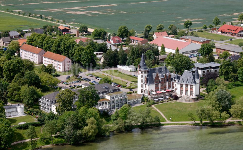 Luftaufnahme Klink / Müritz - Schloßpark und das Schloßhotel Klink im gleichnamigen Erholungsort am Ufer der Müritz in Mecklenburg-Vorpommern