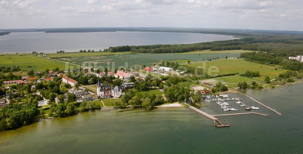 Klink / Müritz von oben - Schloßpark und das Schloßhotel Klink im gleichnamigen Erholungsort am Ufer der Müritz in Mecklenburg-Vorpommern