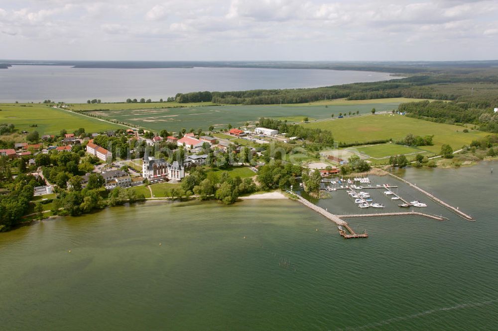 Klink / Müritz aus der Vogelperspektive: Schloßpark und das Schloßhotel Klink im gleichnamigen Erholungsort am Ufer der Müritz in Mecklenburg-Vorpommern