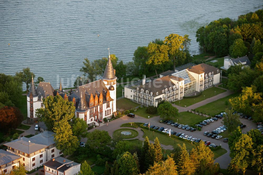 Luftbild Klink / Müritz - Schloßpark und das Schloßhotel Klink im gleichnamigen Erholungsort am Ufer der Müritz in Mecklenburg-Vorpommern