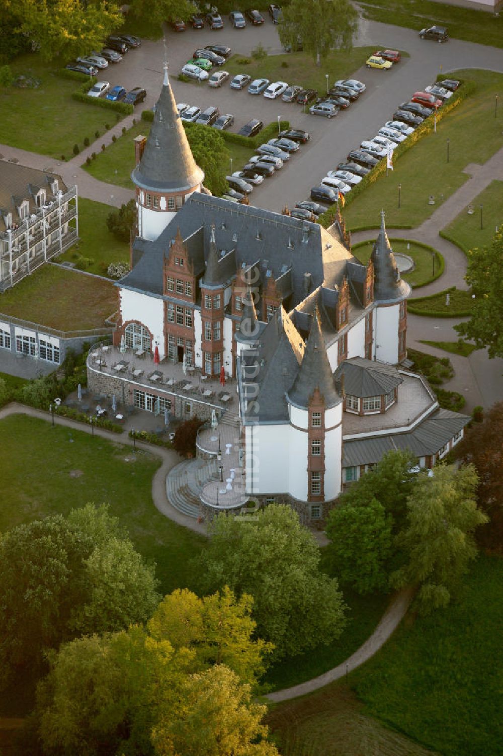 Klink / Müritz von oben - Schloßpark und das Schloßhotel Klink im gleichnamigen Erholungsort am Ufer der Müritz in Mecklenburg-Vorpommern