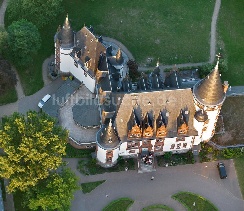 Klink / Müritz von oben - Schloßpark und das Schloßhotel Klink im gleichnamigen Erholungsort am Ufer der Müritz in Mecklenburg-Vorpommern