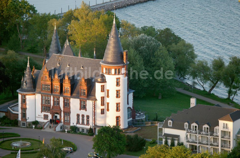 Klink / Müritz von oben - Schloßpark und das Schloßhotel Klink im gleichnamigen Erholungsort am Ufer der Müritz in Mecklenburg-Vorpommern