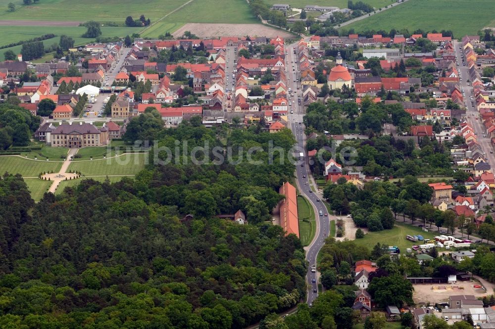 Luftaufnahme Oranienbaum-Wörlitz - Schloßparkanlage am Schloss Oranienbaum mit der Orangerie in Oranienbaum-Wörlitz im Bundesland Sachsen-Anhalt